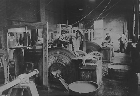 Aiguisage des faucilles (© Vallée des forges)